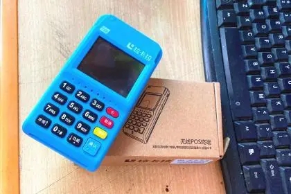 公司財(cái)務(wù)管理不嚴(yán),售后經(jīng)理私自辦理pos機(jī),拿17萬(wàn)維修資金當(dāng)自己的。 公司財(cái)務(wù)管理不嚴(yán),售后經(jīng)理私自辦理pos機(jī),拿17萬(wàn)維修資金當(dāng)自己的。